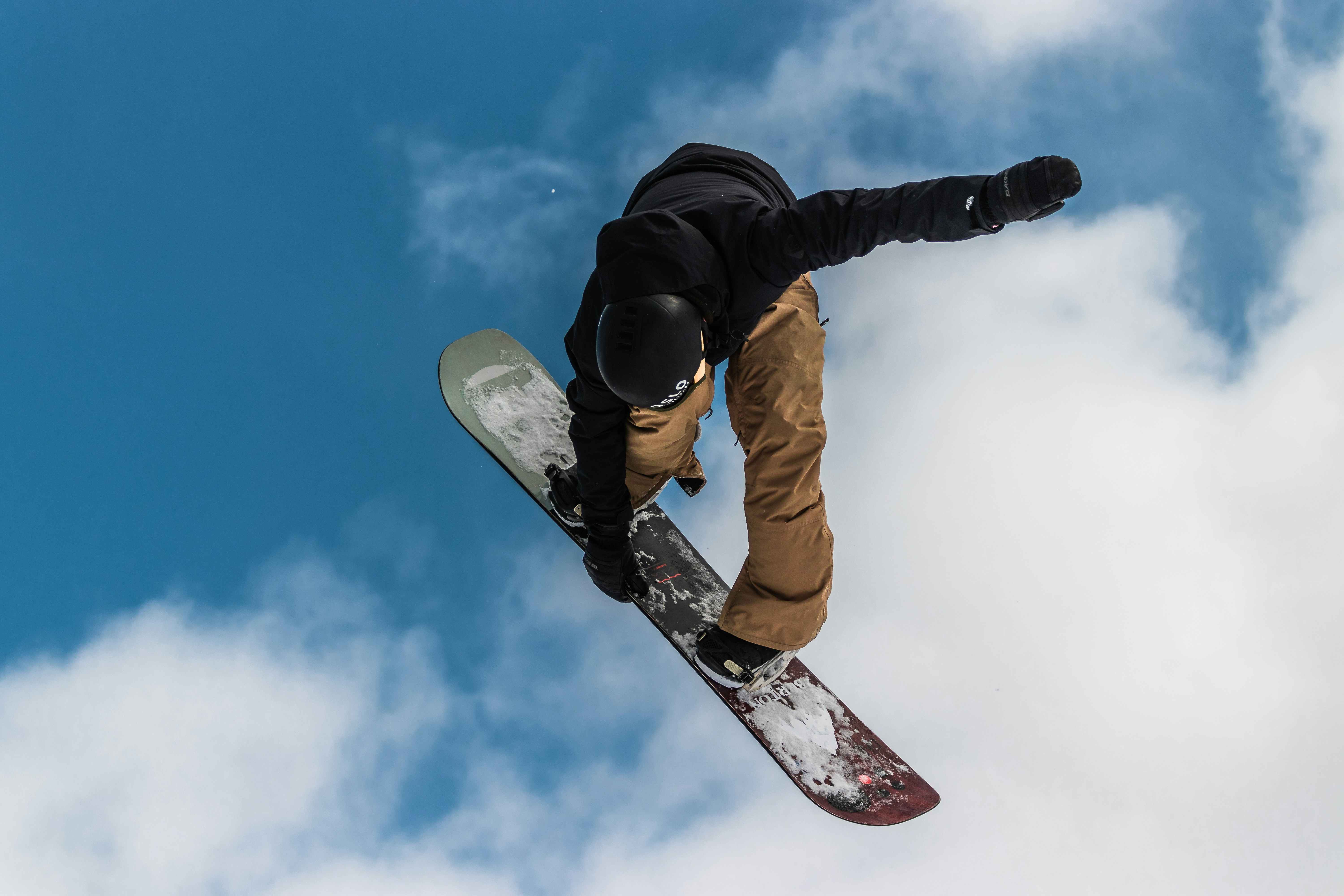 Snowboard vs. Narciarstwo: Co łatwiejsze narty czy snowboard?